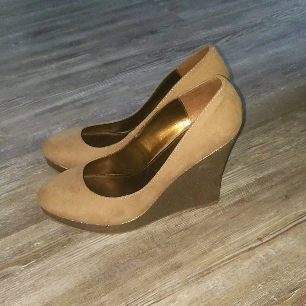 Fergalicious tan microsuede wedges Sz 10